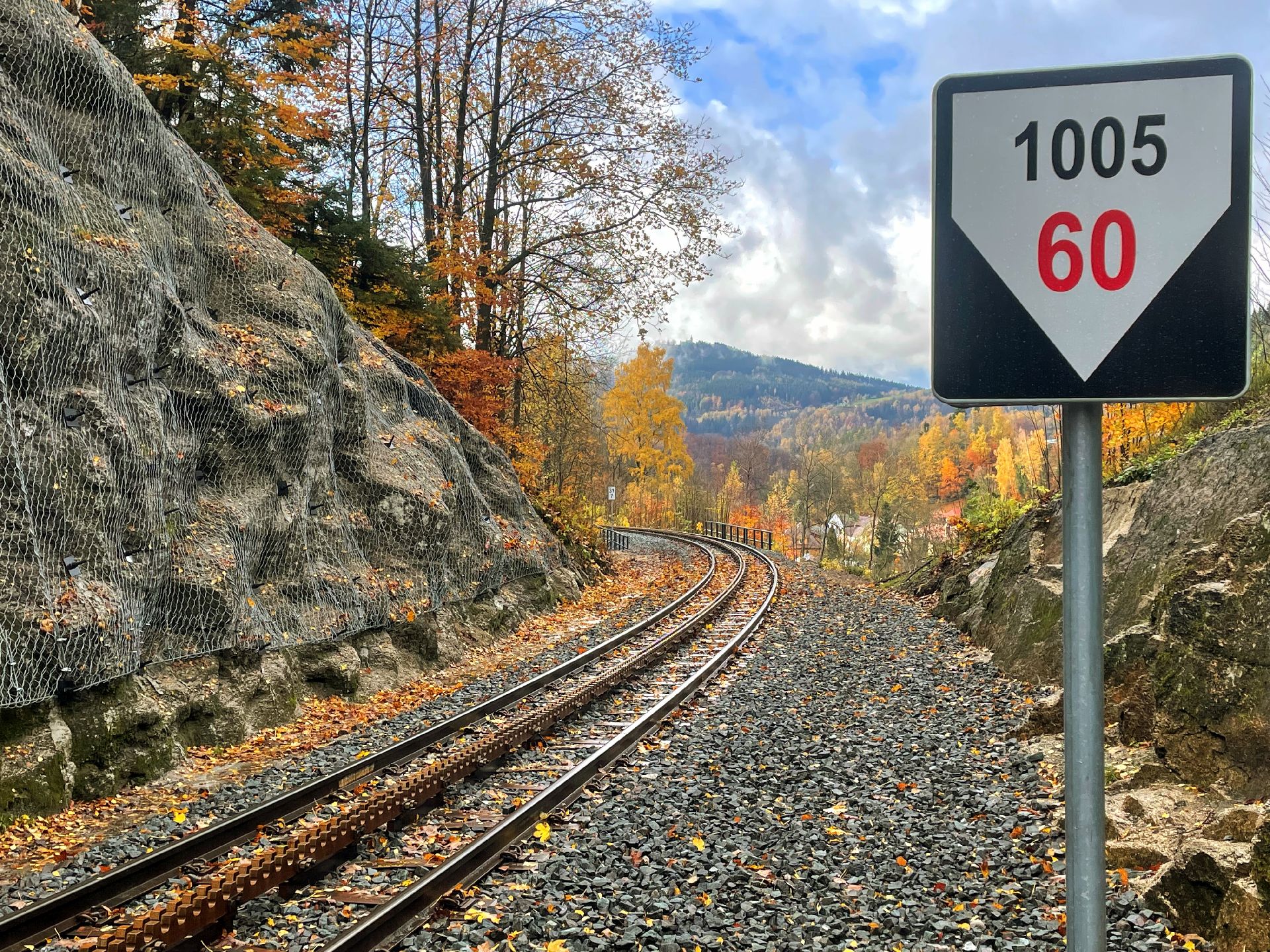 Sklonovník ukazuje, jak strmá jediná česká ozubnicová trať je. Foto: Jan Sůra / Zdopravy.cz