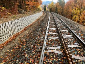 Kromě rekonstrukce svršku a spodku došlo také k úpravě řady svahů, aby nedocházelo k jejich sesouvání. Foto: Jan Sůra / Zdopravy.cz