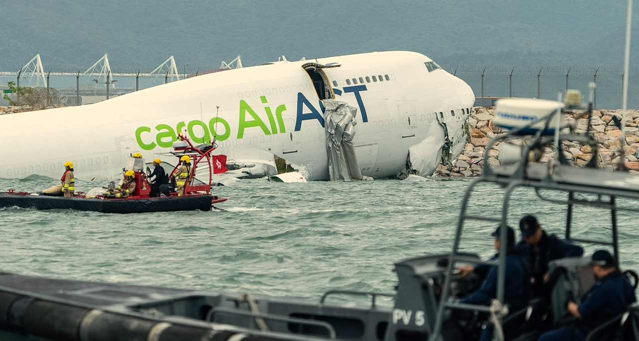 Havarovaný Boeing 747 v Hongkongu. Zdroj: X.com / Breaking Aviation News and Videos