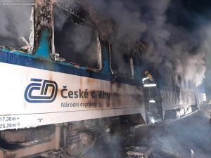 Požár vagonu zastavil provoz na trati v úseku Nesovice - Nemotice. Foto: Hasiči SŽ
