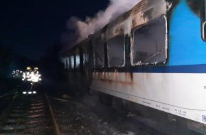 Požár vagonu zastavil provoz na trati v úseku Nesovice - Nemotice. Foto: Hasiči SŽ