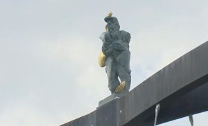 Socha svatého Jakuba na lávce u Chotíkova bude odstraněna. Zdroj: ČT