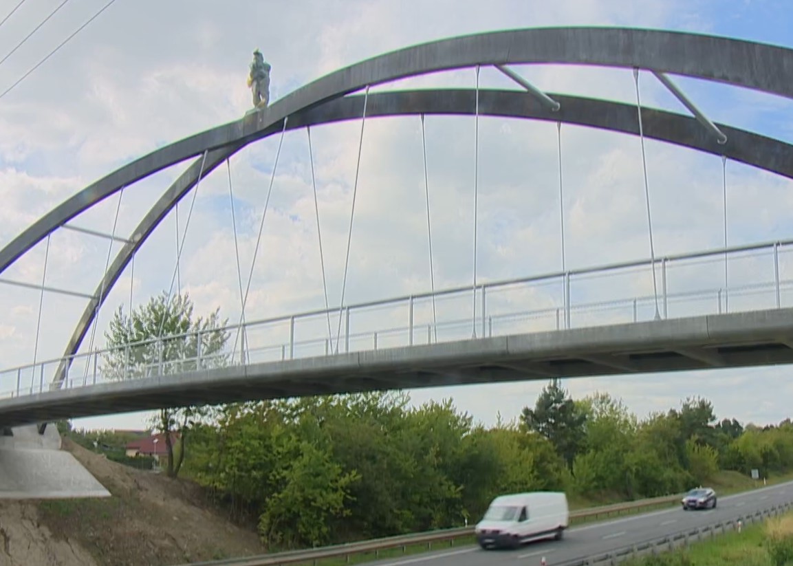 Socha svatého Jakuba na lávce u Chotíkova bude odstraněna. Zdroj: ČT
