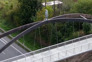 Socha svatého Jakuba na lávce u Chotíkova bude odstraněna. Zdroj: ČT