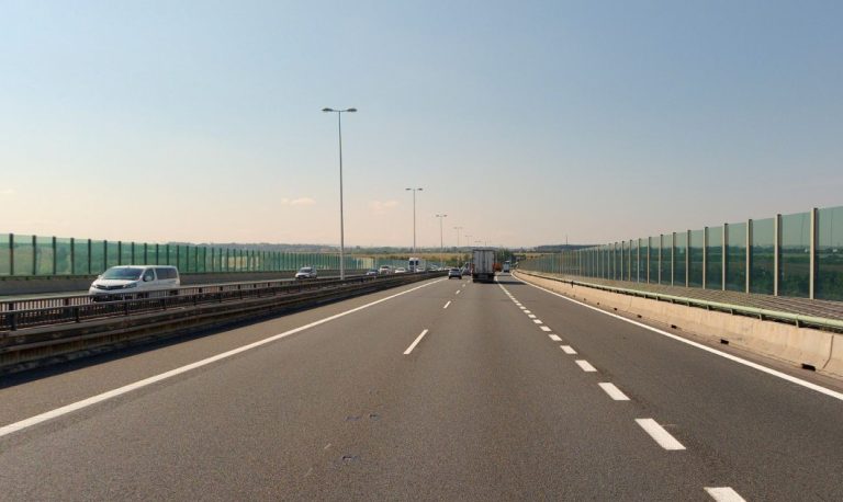 Most přes Počernický rybník na Pražském okruhu čeká demolice a rozšíření na šest pruhů. Zdroj: Mapy.cz