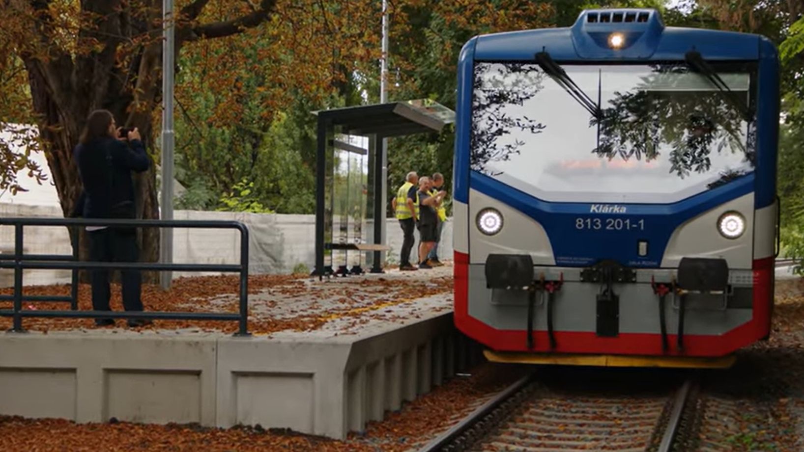 Zastávka Zámecký park v Praze-Čakovicích. Foto: Městská část Praha-Čakovice