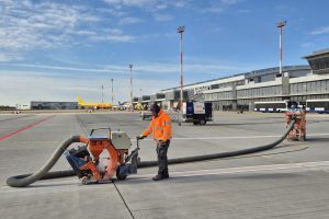 Úprava odbavovací plochy na letišti v Bratislavě. Foto: Letisko Bratislava