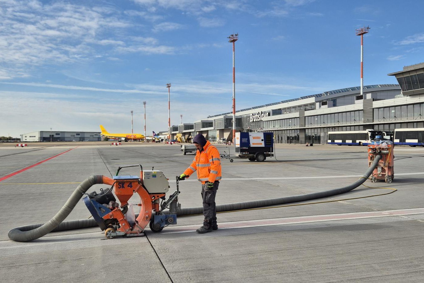 Úprava odbavovací plochy na letišti v Bratislavě. Foto: Letisko Bratislava
