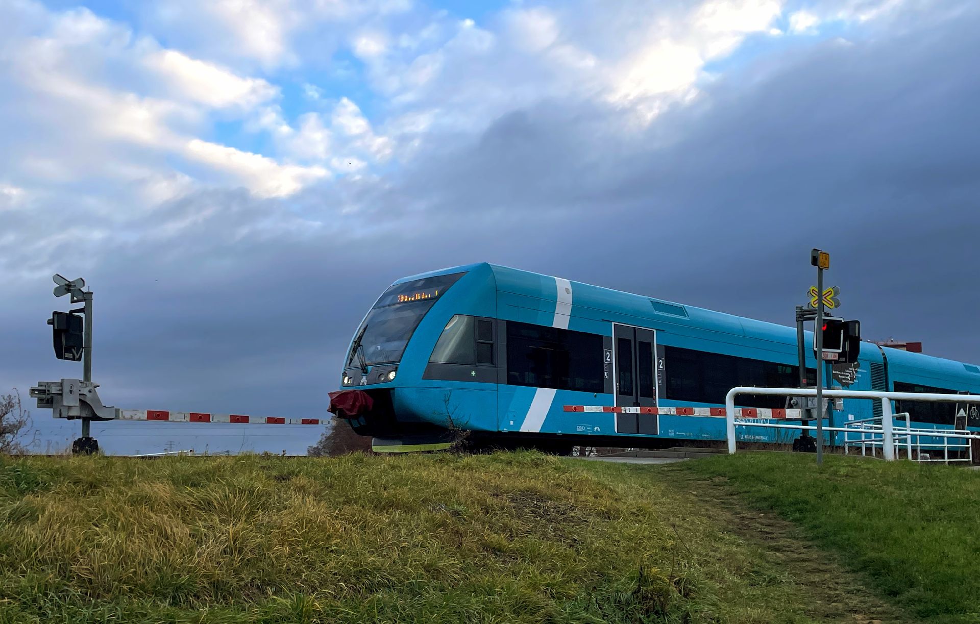 Jednotka Stadler GTW společnosti Arriva vlaky u Uherského Hradiště. Foto: Jan Sůra / Zdopravy.cz
