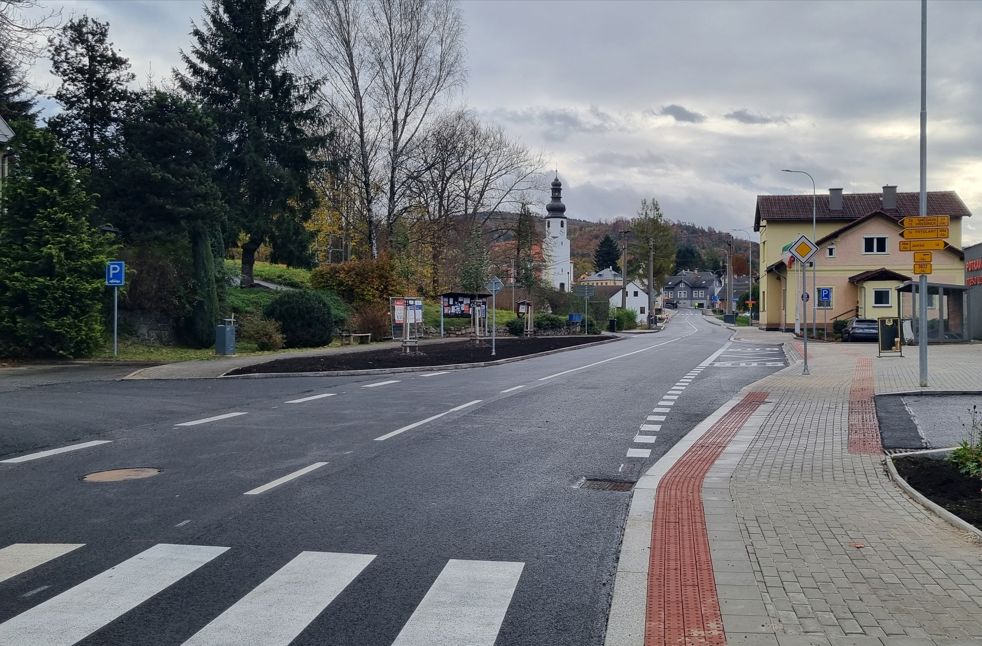 Opravená silnice v Mníšku. Foto: Obec Mníšek