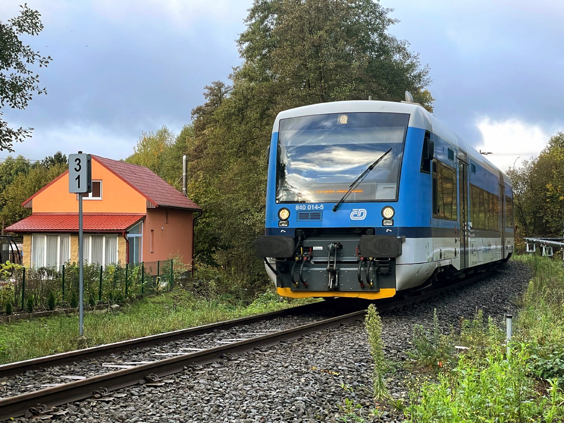 Motorový vůz Stadler RS1 řady 840 v Liberci-Rochlicích. Foto: Jan Sůra / Zdopravy.cz
