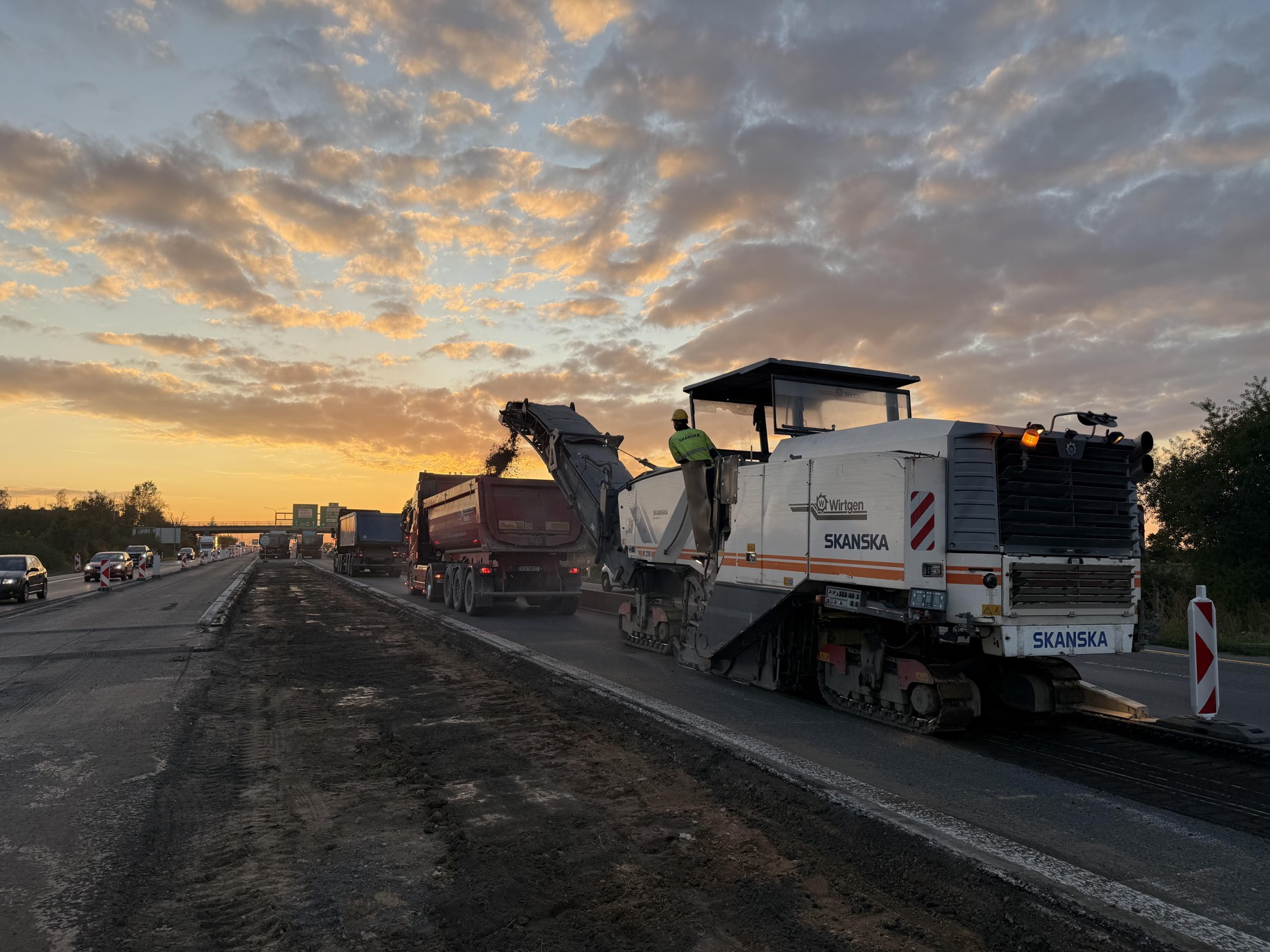 Oprava 3,5 kilometru dlouhého úseku dálnice D10 u Prahy. Foto: Skanska