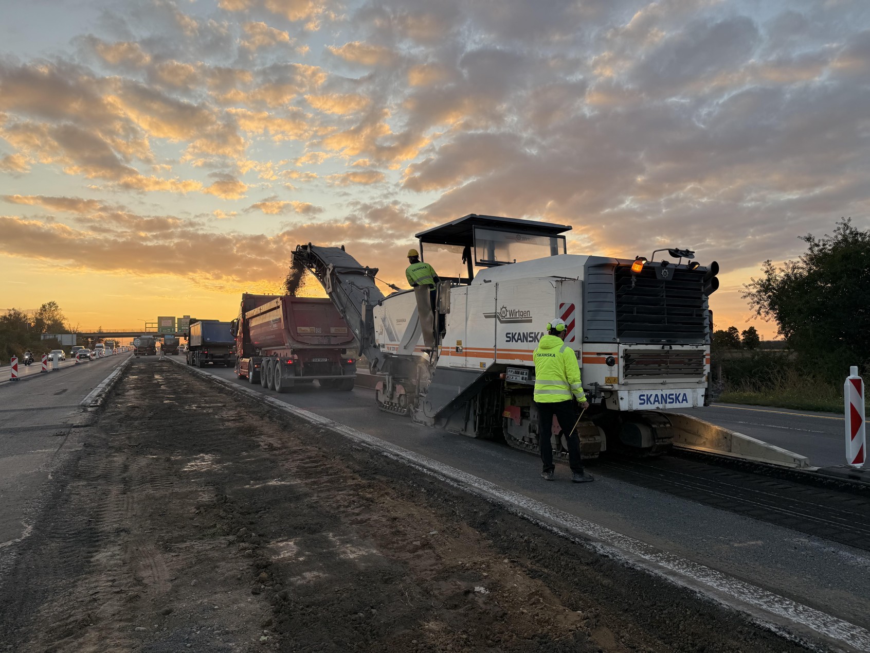 Oprava 3,5 kilometru dlouhého úseku dálnice D10 u Prahy. Foto: Skanska