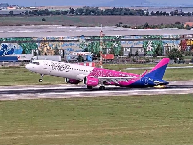 Dosažení krátkodobého maxima podélného sklonu 9,7° a poškození trupu letounu Wizz Air v Praze. Zdroj: ÚZPLN