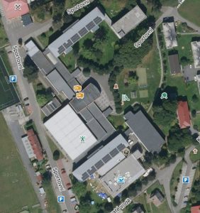 Škola s bazénem. Zdroj: Mapy.cz