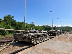 Transport vojenské techniky.
Zdroj: 73. tankový prapor