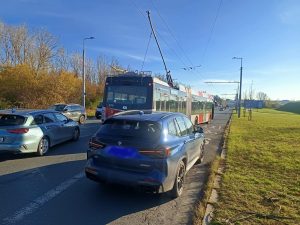 Odpadlá botka sběrače trolejbusu SOR v pražských Čakovicích: Foto: René Hnilička