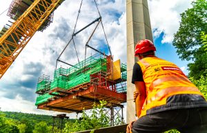 Unikátní mostní konstrukce Gottleubatalbrücke v Pirně během léta 2025. Foto: Metrostav