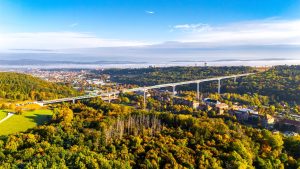 Unikátní mostní konstrukce Gottleubatalbrücke v Pirně během léta 2025. Foto: Metrostav
