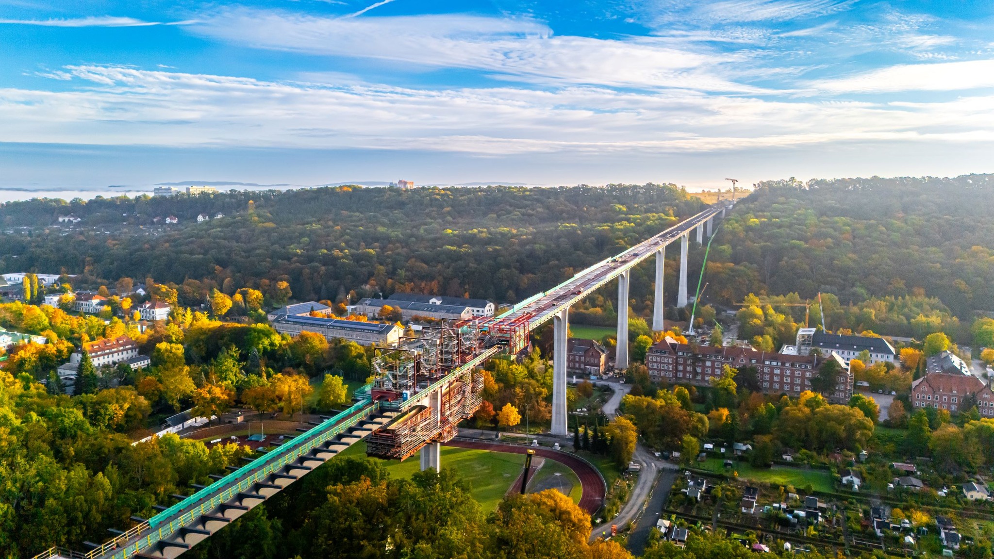 Unikátní mostní konstrukce Gottleubatalbrücke v Pirně během léta 2025. Foto: Metrostav