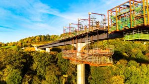 Unikátní mostní konstrukce Gottleubatalbrücke v Pirně během léta 2025. Foto: Metrostav