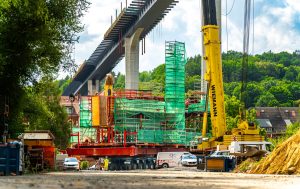Unikátní mostní konstrukce Gottleubatalbrücke v Pirně během léta 2025. Foto: Metrostav