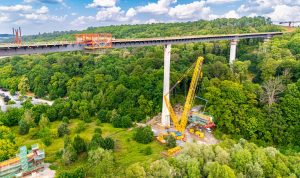 Unikátní mostní konstrukce Gottleubatalbrücke v Pirně během léta 2025. Foto: Metrostav