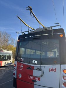 Odpadlá botka sběrače trolejbusu SOR v pražských Čakovicích: Foto: René Hnilička