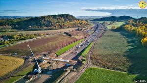 Rozestavěný úsek dálnice D6 Petrohrad - Lubenec (I. etapa) v listopadu 2025. Foto: Jan Banán Svoboda