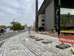 Zárodek tramvajové trati směrem k hlavnímu nádraží u nové budovy Národního muzea (7. 11. 2025). Foto: DPP