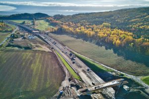 Rozestavěný úsek dálnice D6 Petrohrad - Lubenec (I. etapa) v listopadu 2025. Foto: Jan Banán Svoboda