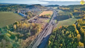 Rozestavěný úsek dálnice D6 Petrohrad - Lubenec (I. etapa) v listopadu 2025. Foto: Jan Banán Svoboda