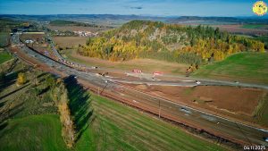 Rozestavěný úsek dálnice D6 Petrohrad - Lubenec (I. etapa) v listopadu 2025. Foto: Jan Banán Svoboda