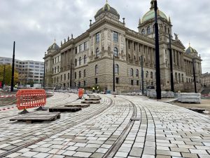 Zárodek tramvajové trati směrem k hlavnímu nádraží u budovy Národního muzea (7. 11. 2025). Foto: DPP