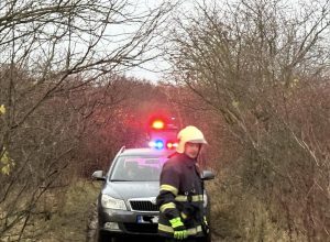 Auta uvázlá v blátě kvůli objíždění uzavírky na severu Brna. Foto: Hasiči Brno-Obřany