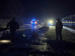Auta uvázlá v blátě kvůli objíždění uzavírky na severu Brna. Foto: Hasiči Brno-Obřany