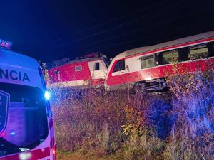 Srážka vlaků na Slovensku.
Zdroj: Facebook.com - Syrovekorbaciky Syrove Torty