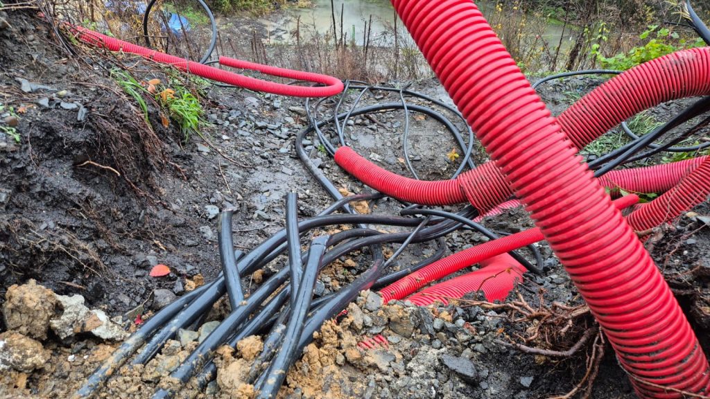 Poškozené kabely v úseku Lipník nad Bečvou - Drahotuše. Foto: SŽ