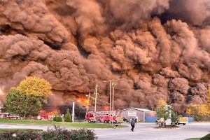 Požár po zřícení MD-11.Zdroj: Breaking Aviation News & Videos