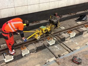 Odstranění šroubů.
Foto: Zdopravy.cz / Vojtěch Očadlý