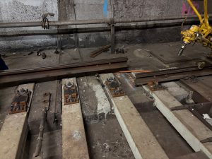 Rozdělená kolejnice.
Foto: Zdopravy.cz / Vojtěch Očadlý