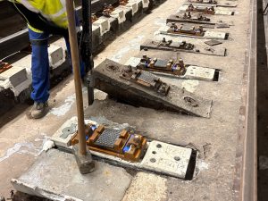 Nadzvednutí dřevěného pražce heverem.
Foto: Zdopravy.cz / Vojtěch Očadlý