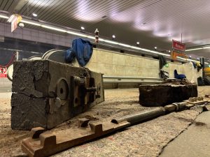 Stav dřevěných pražců odpovídá jejich stáří.
Foto: Zdopravy.cz / Vojtěch Očadlý