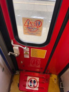 Rychlík Labe jezdí i koncem roku 2025 složený ze starých vozů. Autor: Zdopravy.cz/Ondřej Kubala