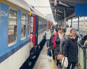 Rychlík Labe jezdí i koncem roku 2025 složený ze starých vozů. Autor: Zdopravy.cz/Ondřej Kubala