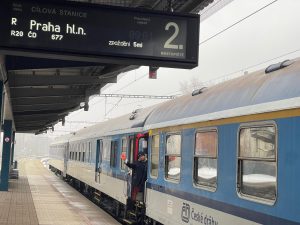 Rychlík Labe jezdí i koncem roku 2025 složený ze starých vozů. Autor: Zdopravy.cz/Ondřej Kubala