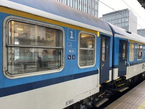 Rychlík Labe jezdí i koncem roku 2025 složený ze starých vozů. Autor: Zdopravy.cz/Ondřej Kubala