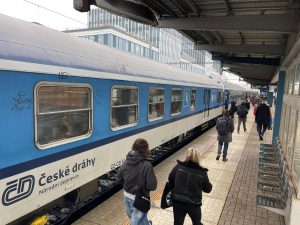 Rychlík Labe jezdí i koncem roku 2025 složený ze starých vozů. Autor: Zdopravy.cz/Ondřej Kubala