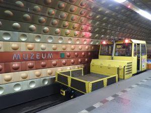 Noční mimořádná událost v metru, kdy se ve stanici Muzeum střetl pracovní vlak se zaměstnancem. Foto: Drážní inspekce