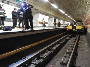Noční mimořádná událost v metru, kdy se ve stanici Muzeum střetl pracovní vlak se zaměstnancem. Foto: Drážní inspekce